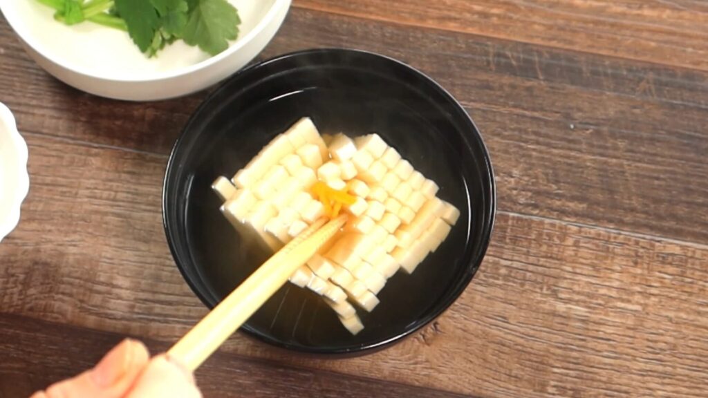 菊花豆腐に柚子を添えている画像