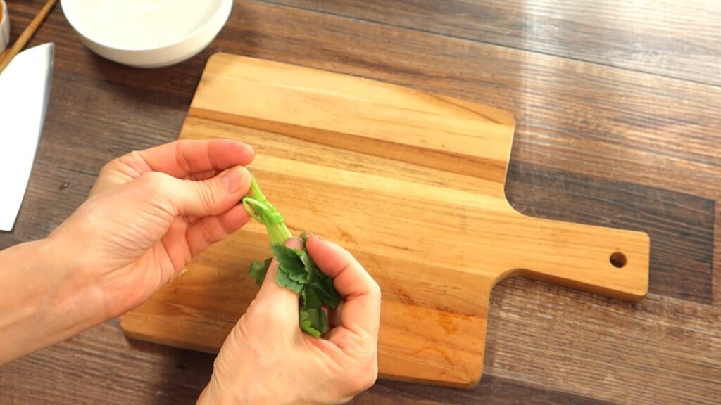 三つ葉の茎を結んでいる画像