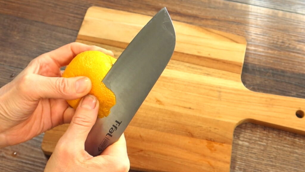 柚子の皮を切っている画像