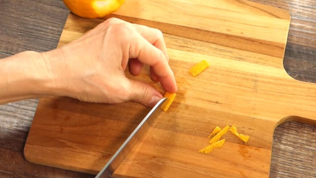 柚子の皮を切っている画像