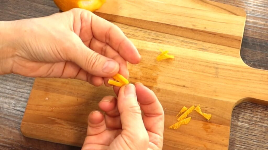 柚子の皮の飾りを作っている画像