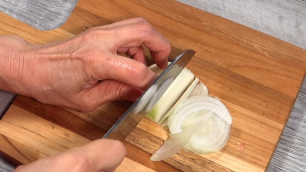 玉ねぎを切っている画像