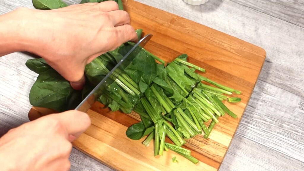 ほうれん草を切っている画像