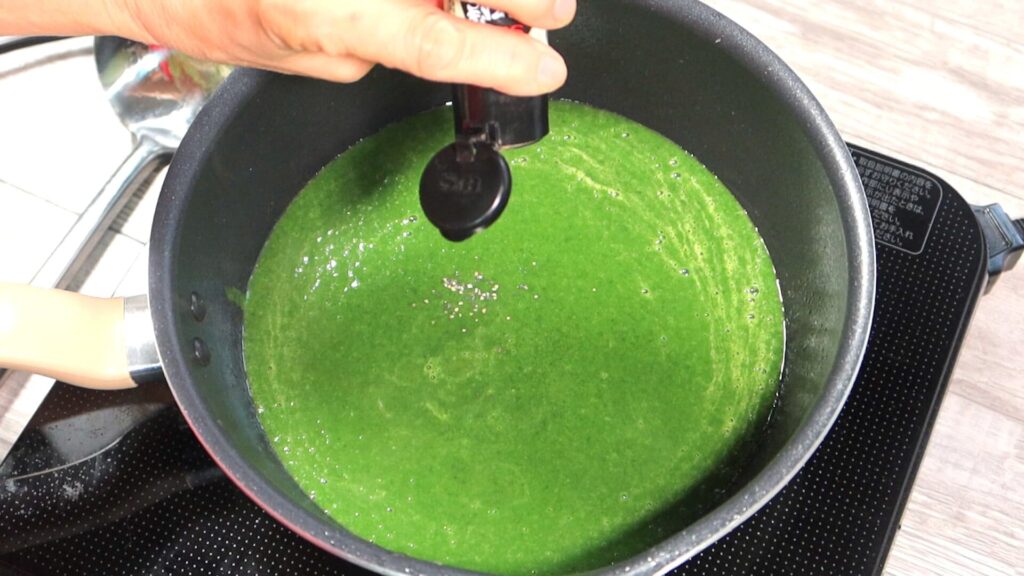 塩・胡椒を加えている画像