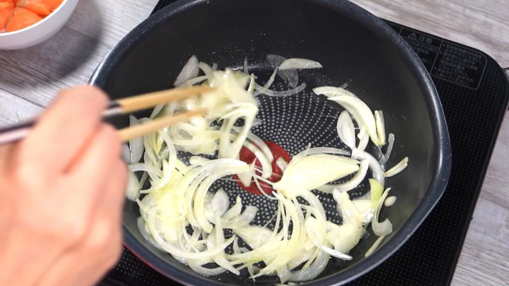 玉ねぎを炒めている画像