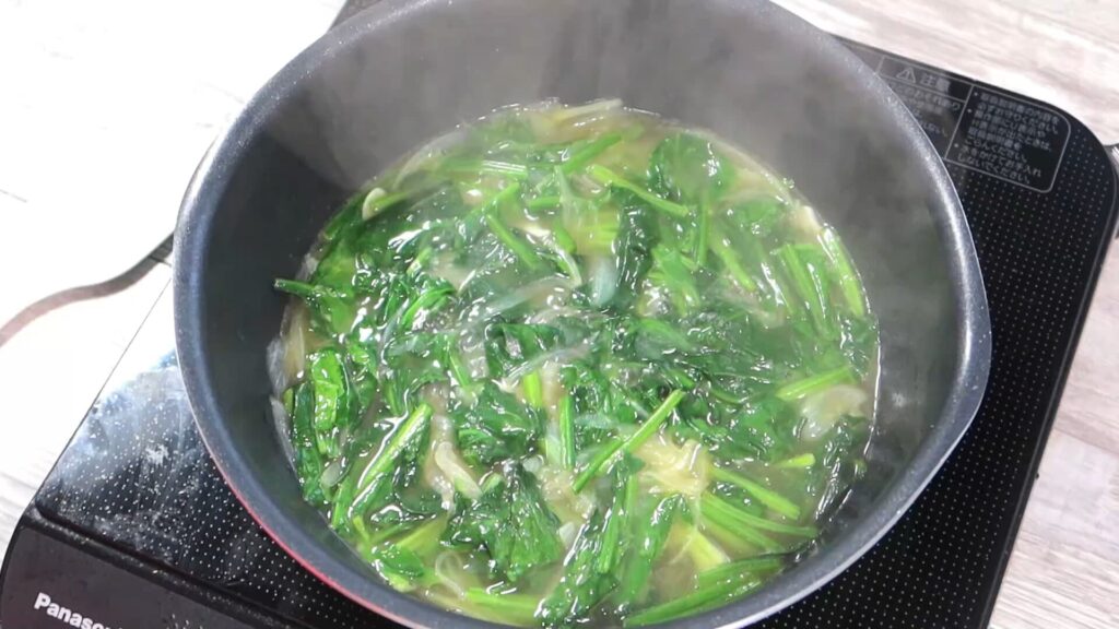 ほうれん草を煮ている画像