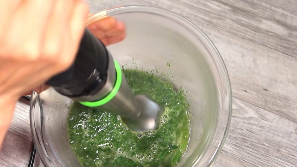 ブレンダーで撹拌している画像