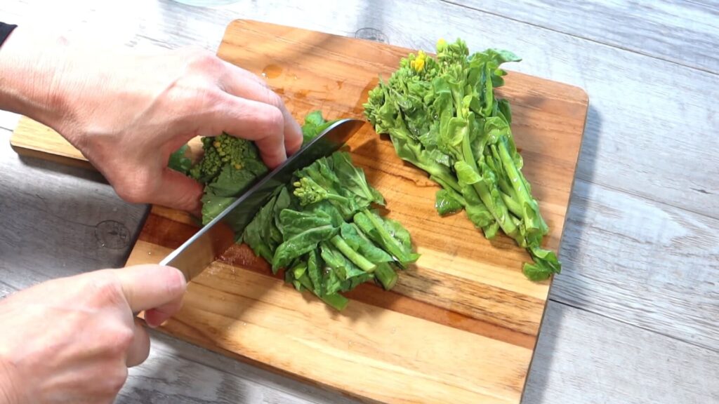 菜の花を切っている画像