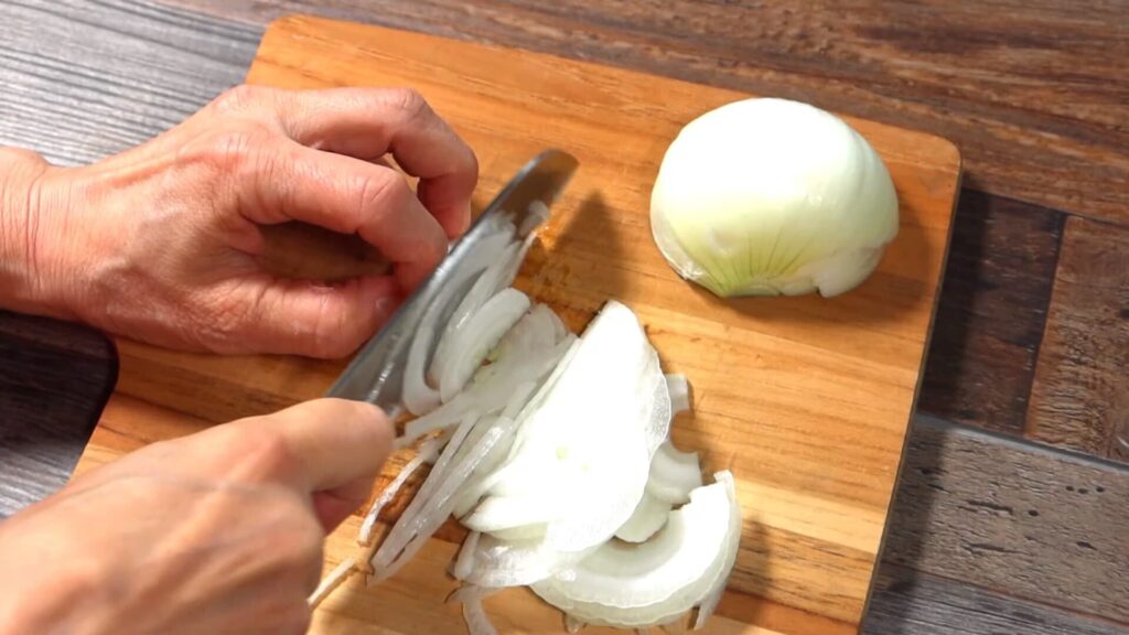 玉ねぎを切っている画像