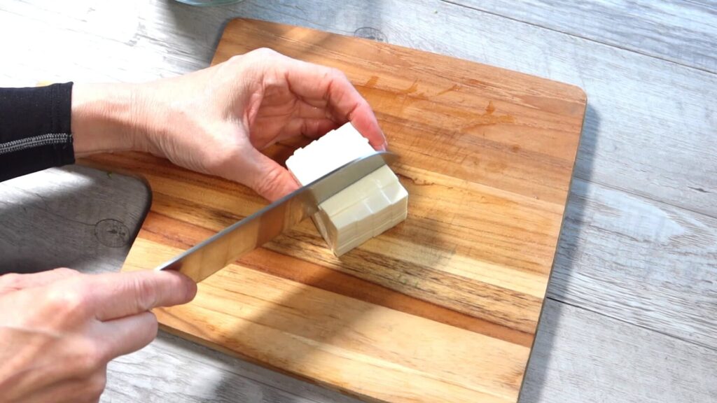 豆腐を切っている画像