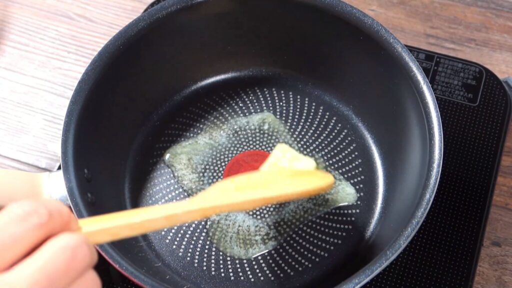 鍋にバターを溶かしている画像