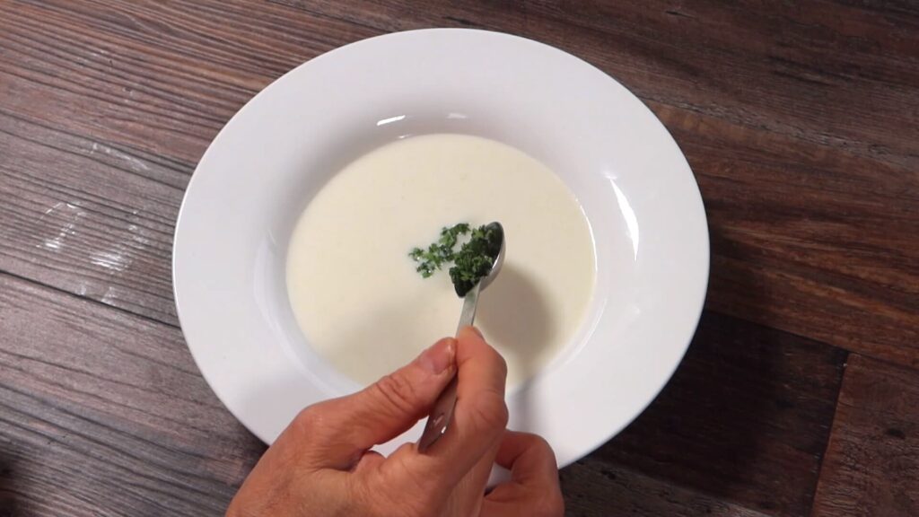 スープにパセリのみじん切りを添えている画像