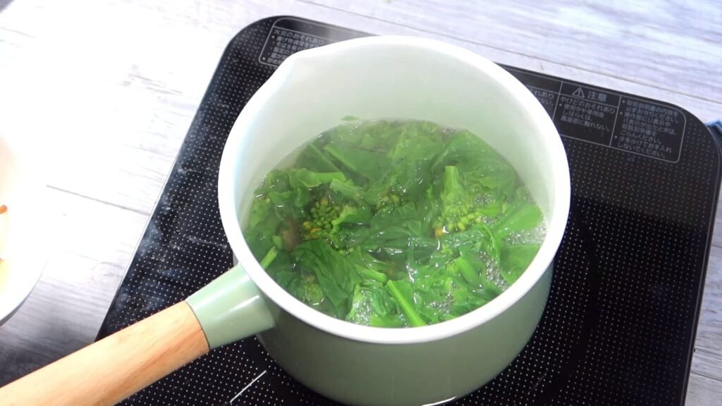 菜の花を茹でている画像