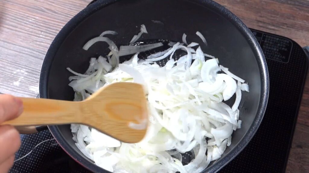玉ねぎを炒めている画像