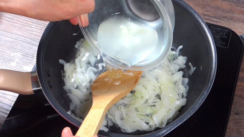 鍋に水を入れている画像