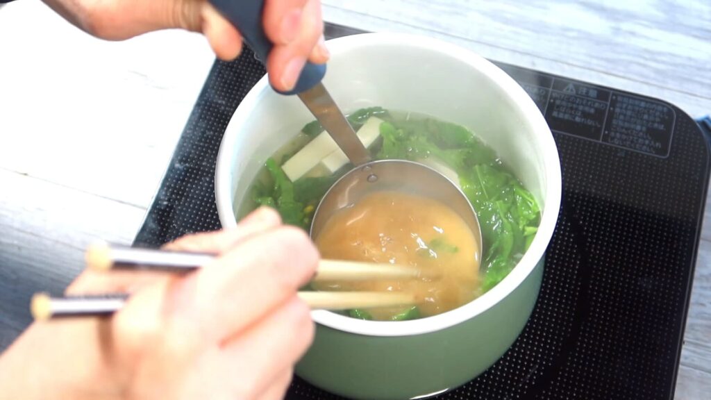 味噌を溶いている画像