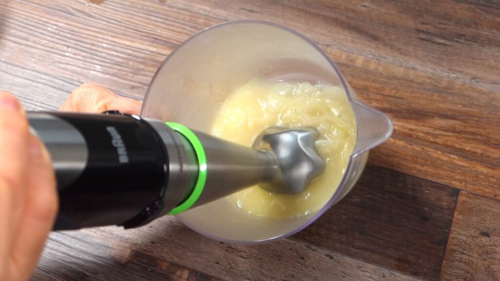 スープをブレンダーで撹拌している画像