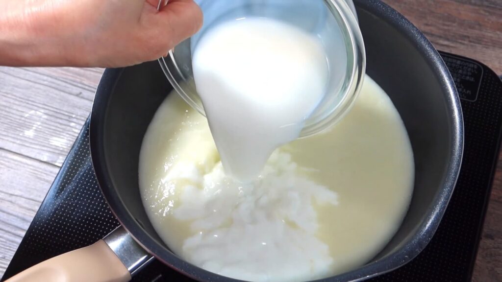 鍋に牛乳を入れている画像