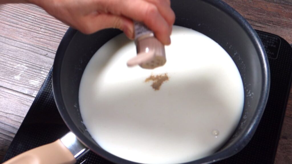 鍋に塩・胡椒を入れている画像