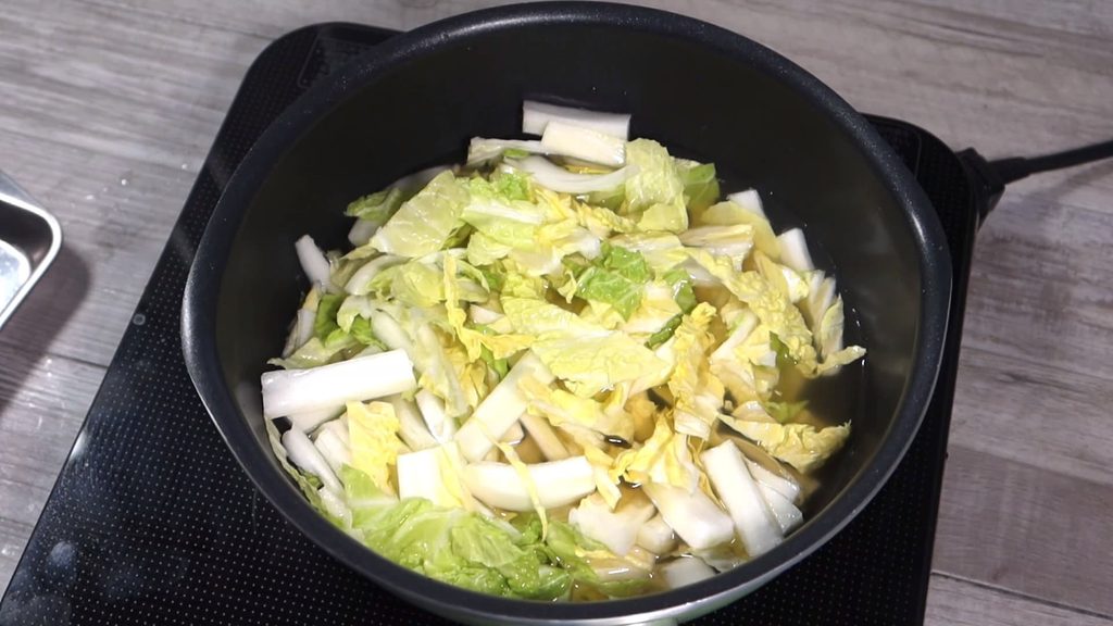 鍋に白菜を入れた画像