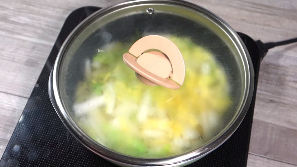 蓋をして煮ている画像