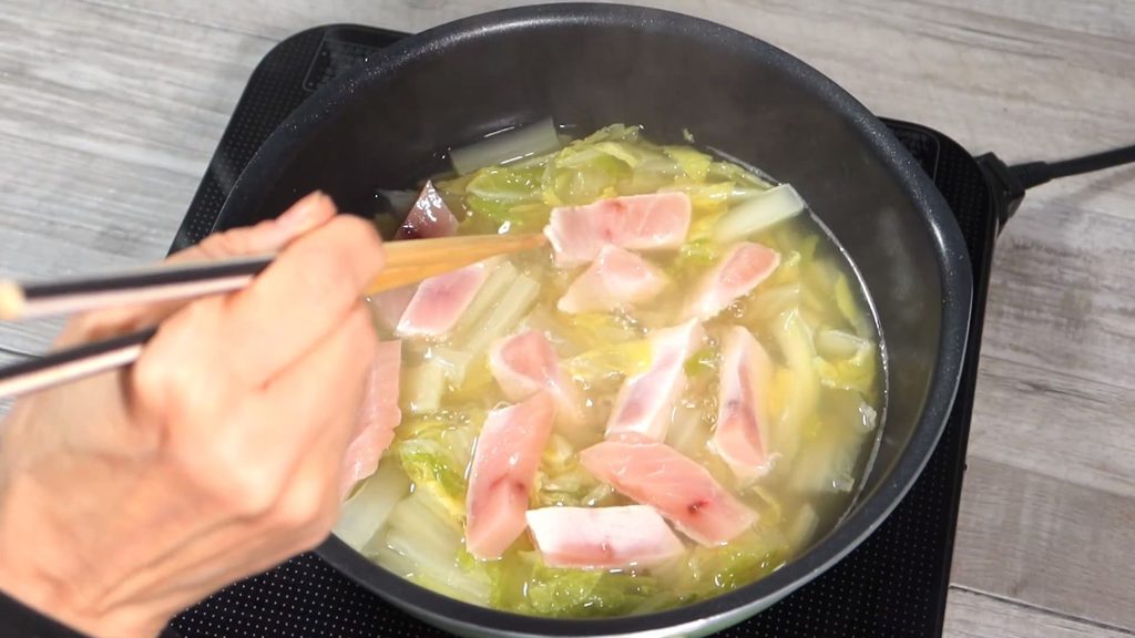 白身魚を加えている画像