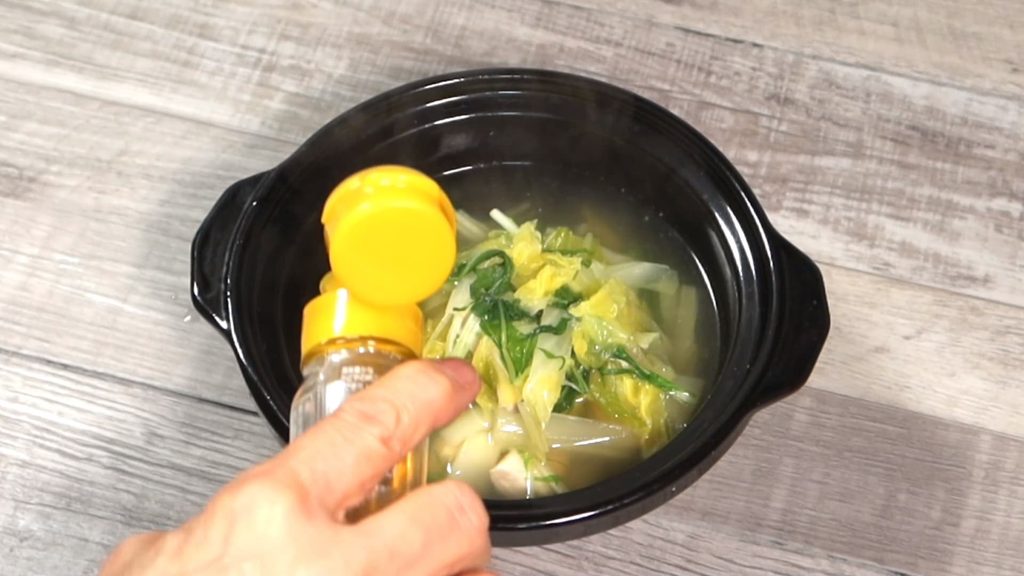 胡麻油を入れている画像